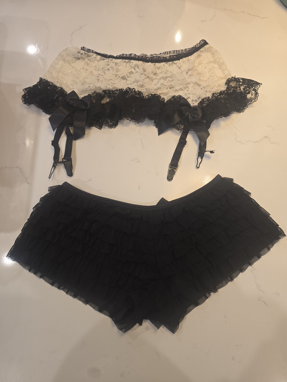 Lace & Ruffle 2-Piece Intimate Set in Black and Cream